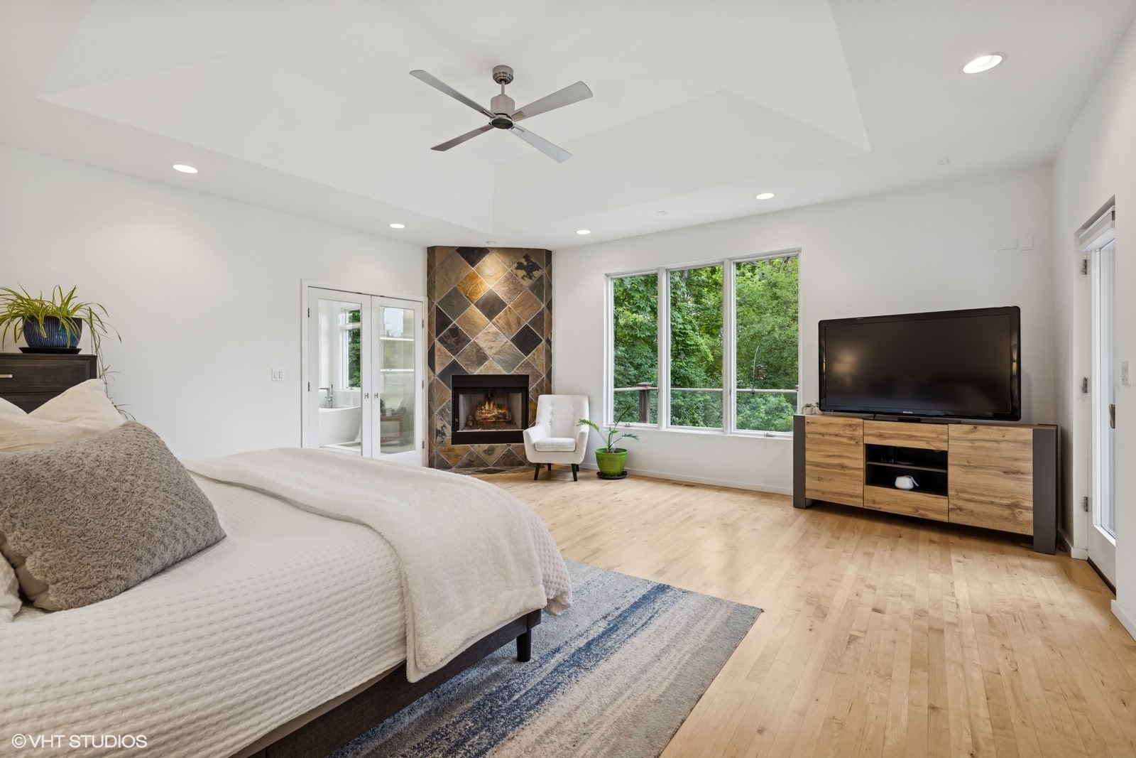 Crystal Lake, Illinois 60012, United States, 3 Bedrooms Bedrooms, ,4 BathroomsBathrooms,Residential,Active,181836