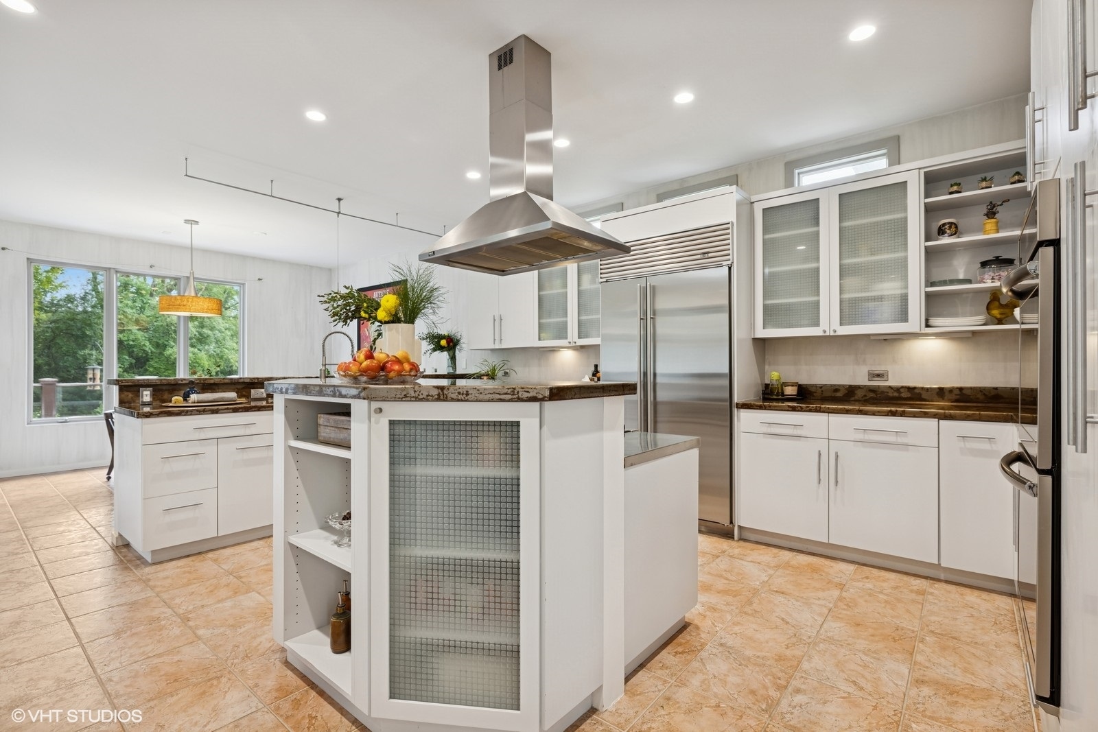 Crystal Lake, Illinois 60012, United States, 3 Bedrooms Bedrooms, ,4 BathroomsBathrooms,Residential,Active,181836