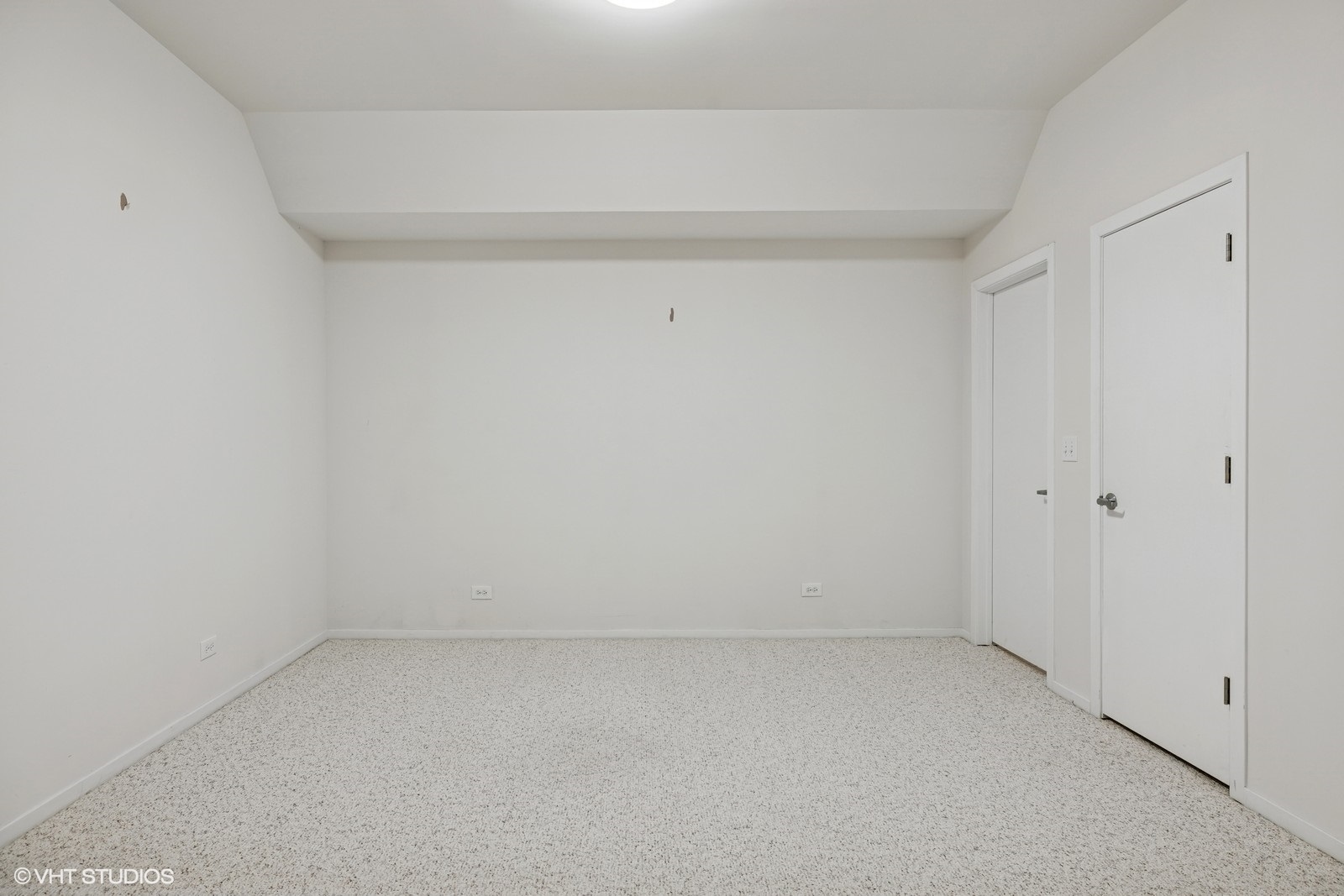 Crystal Lake, Illinois 60012, United States, 3 Bedrooms Bedrooms, ,4 BathroomsBathrooms,Residential,Active,181836