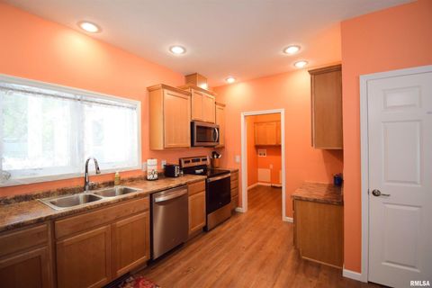 Tiny photo for 18562 E HILL Street, Mt Vernon, IL 62864 (MLS # EB459703)