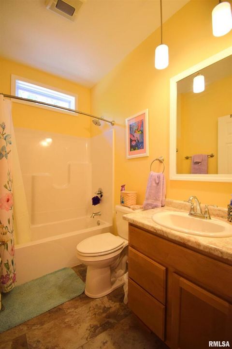 Tiny photo for 18562 E HILL Street, Mt Vernon, IL 62864 (MLS # EB459703)