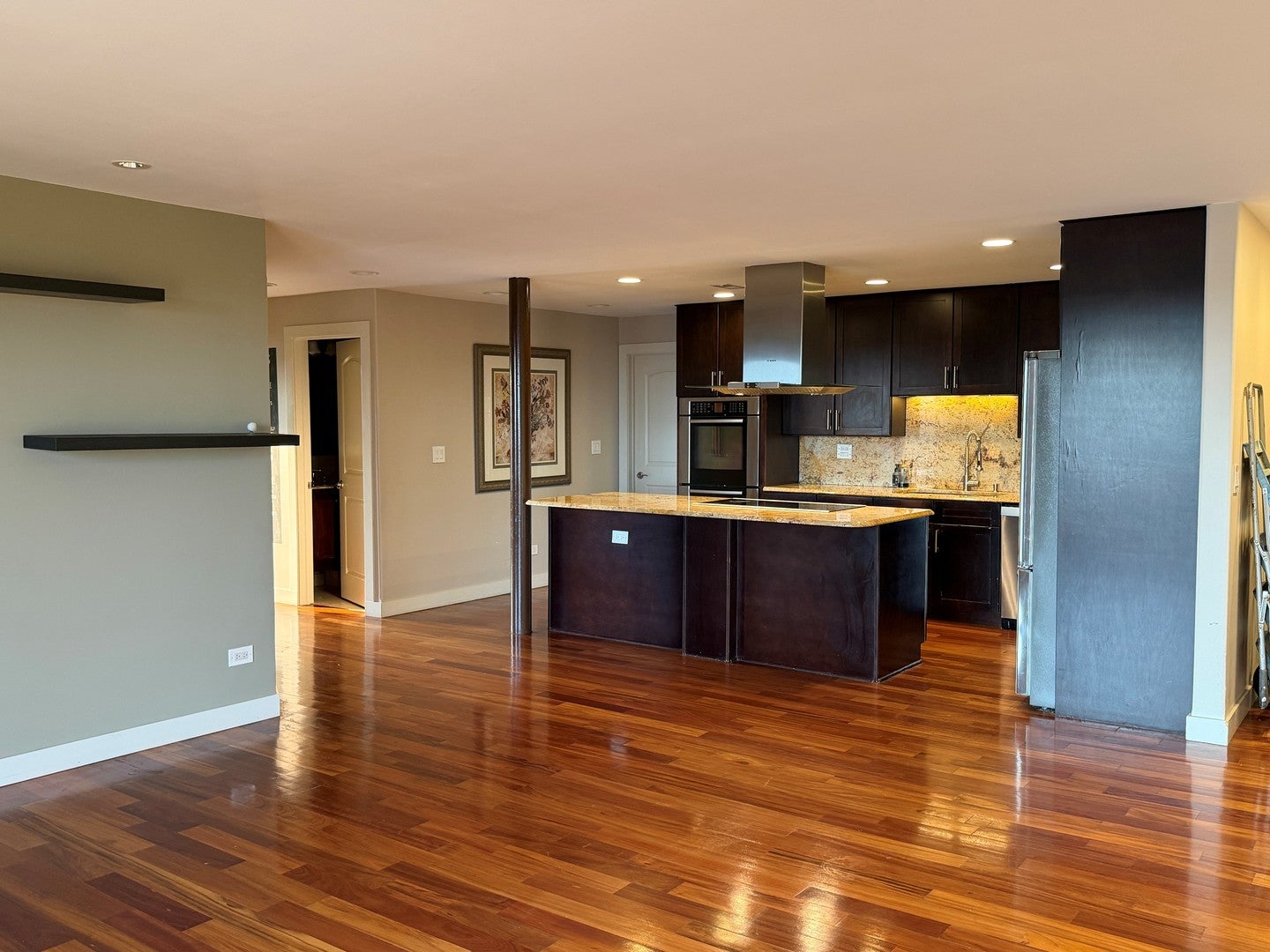 1717 W crystal Lane 712