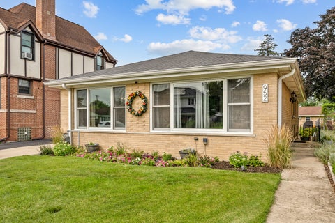 Photo of 952 W Grant Drive, Des Plaines, IL 60016 (MLS # 12745344)