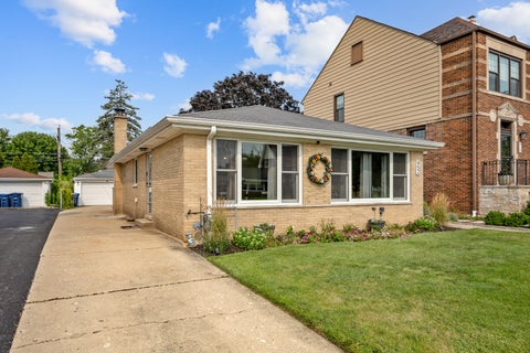 Tiny photo for 952 W Grant Drive, Des Plaines, IL 60016 (MLS # 12745344)