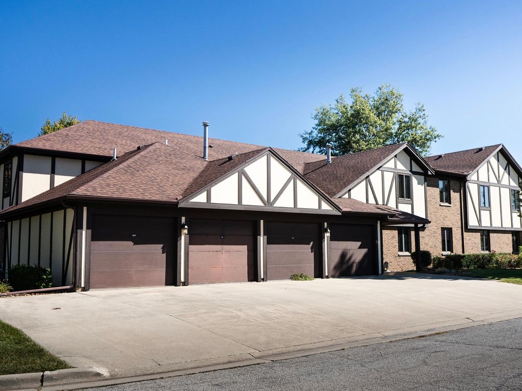 Photo for 406 Carol Court #B2, Pontiac, IL 61764 (MLS # 12466199)