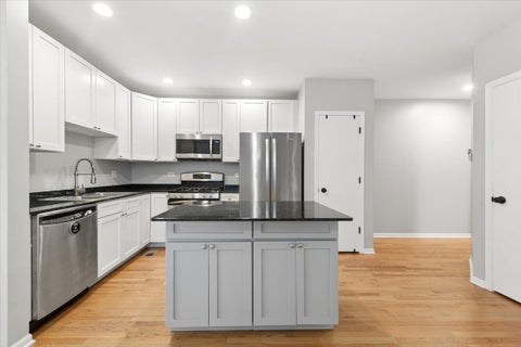 Tiny photo for 853 W Lakeside Place #1W, Chicago, IL 60640 (MLS # 12754804)