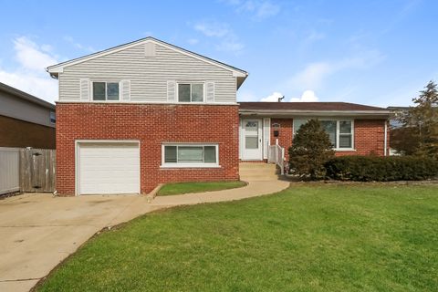Photo of 923 Division Street, Melrose Park, IL 60160 (MLS # 12399425) Photo of 923 Division Street, Melrose Park, IL 60160 (MLS # 12399425)