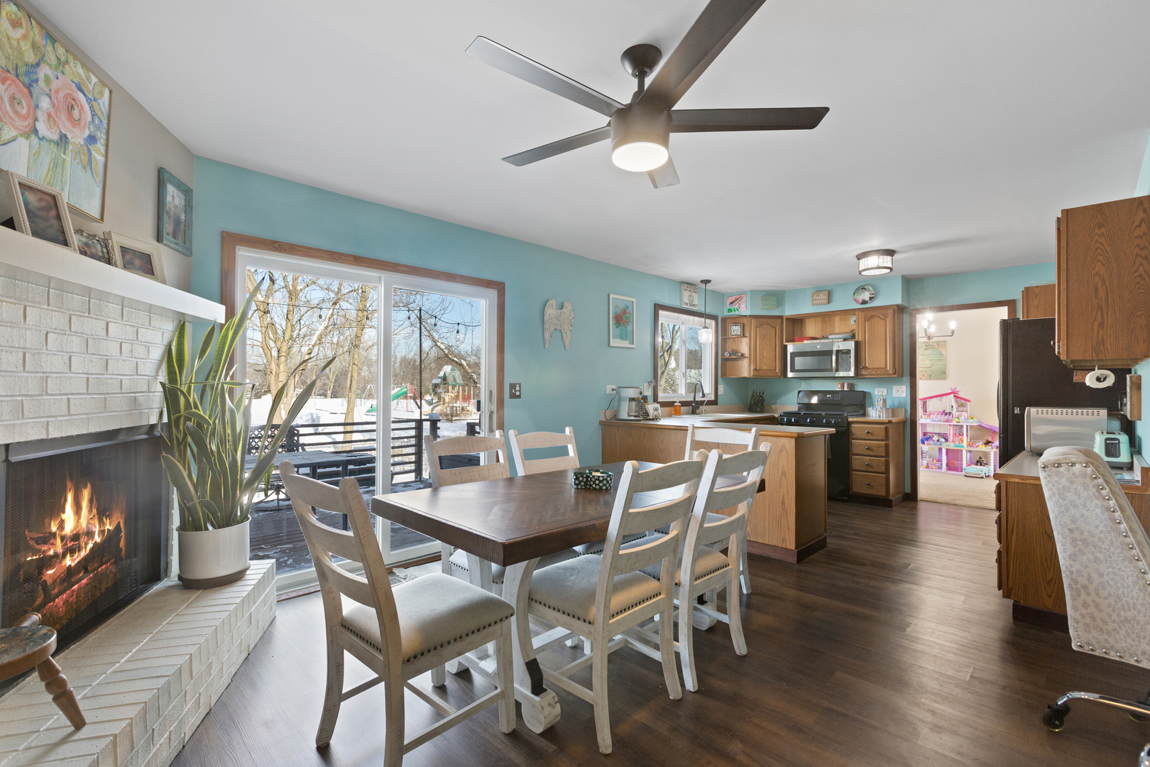 Woodstock, Illinois 60098, United States, 3 Bedrooms Bedrooms, ,3 BathroomsBathrooms,Residential,Contingent,253446