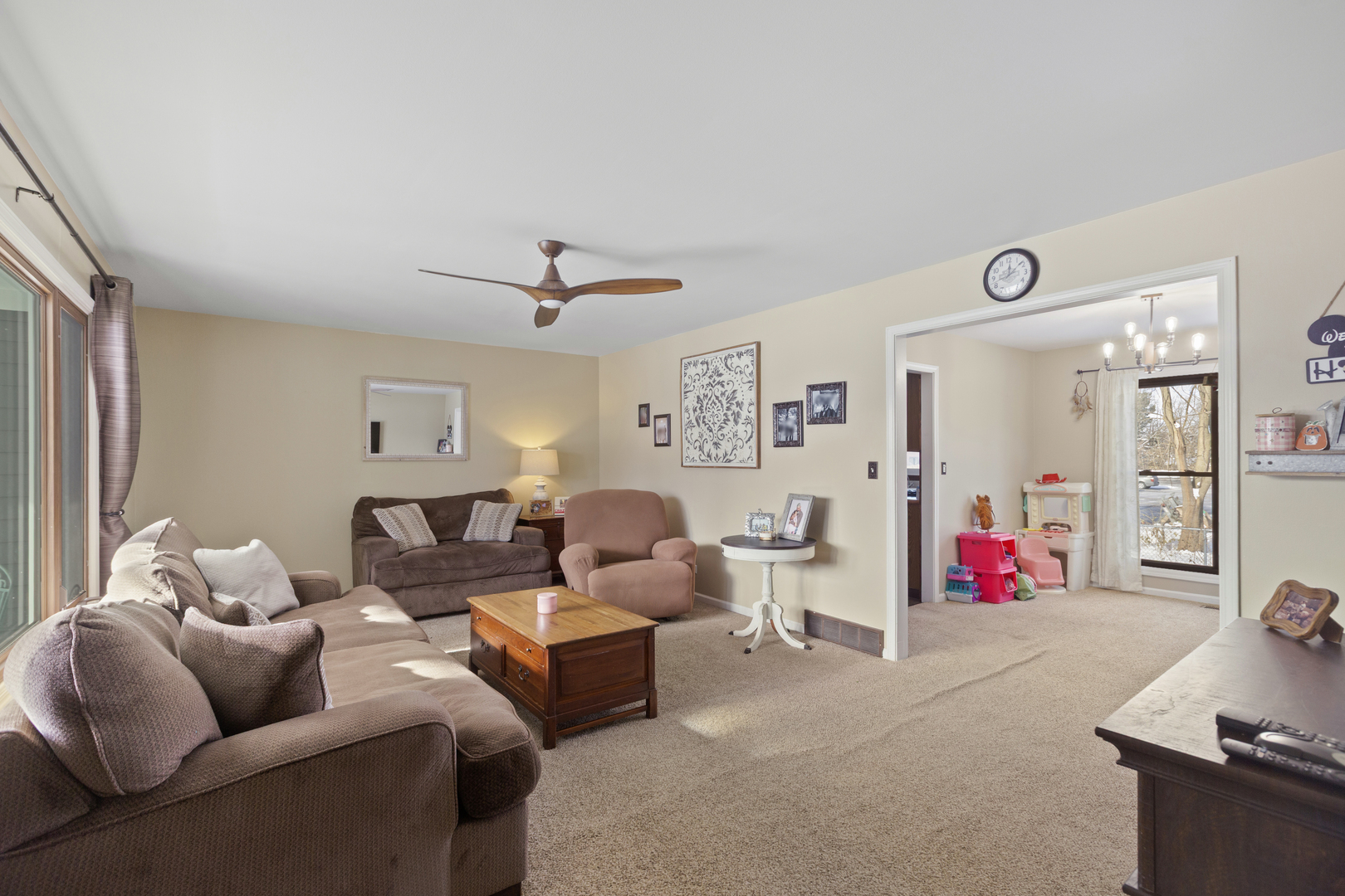 Woodstock, Illinois 60098, United States, 3 Bedrooms Bedrooms, ,3 BathroomsBathrooms,Residential,Contingent,253446