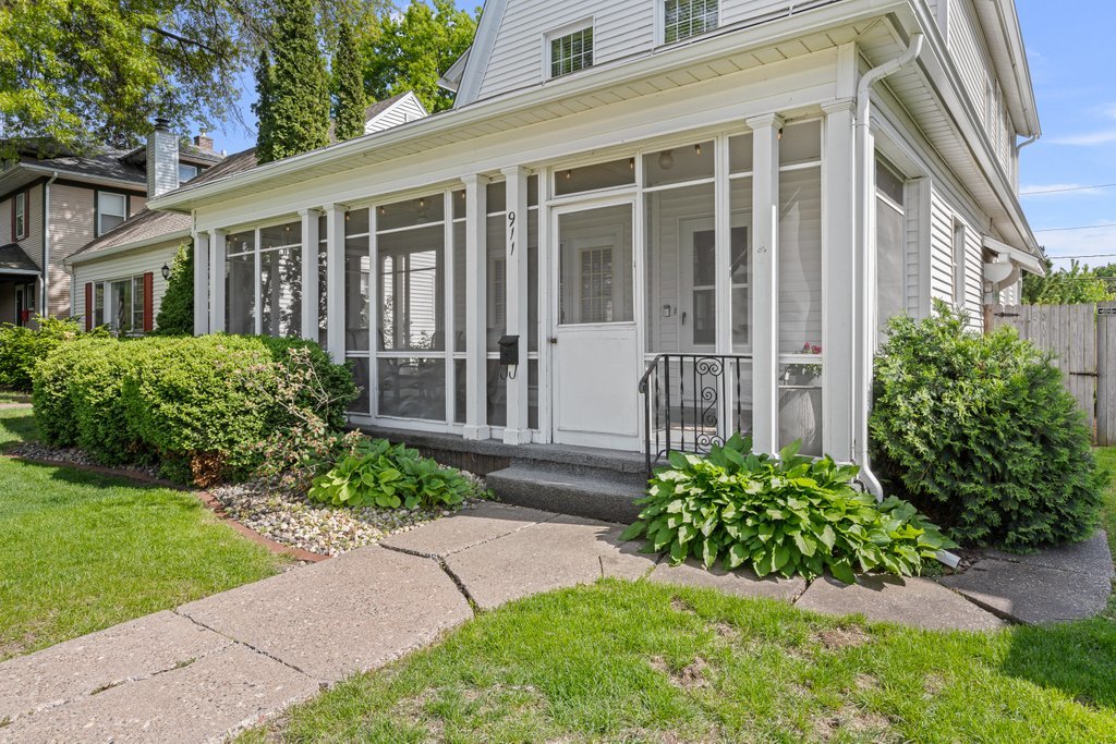 911 GRAND Court