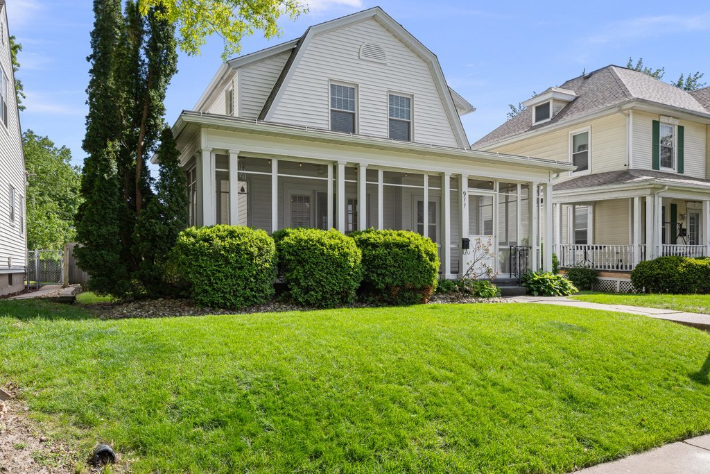 911 GRAND Court
