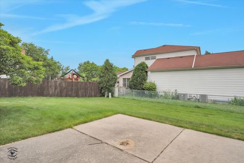 Tiny photo for 767 Oakwood Drive, Westmont, IL 60559 (MLS # 12658361)