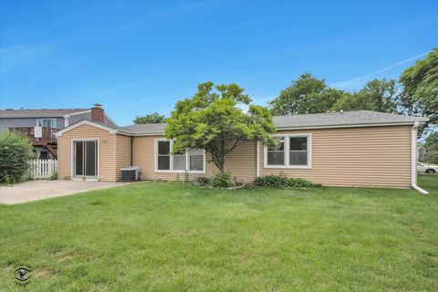 Tiny photo for 767 Oakwood Drive, Westmont, IL 60559 (MLS # 12658361)
