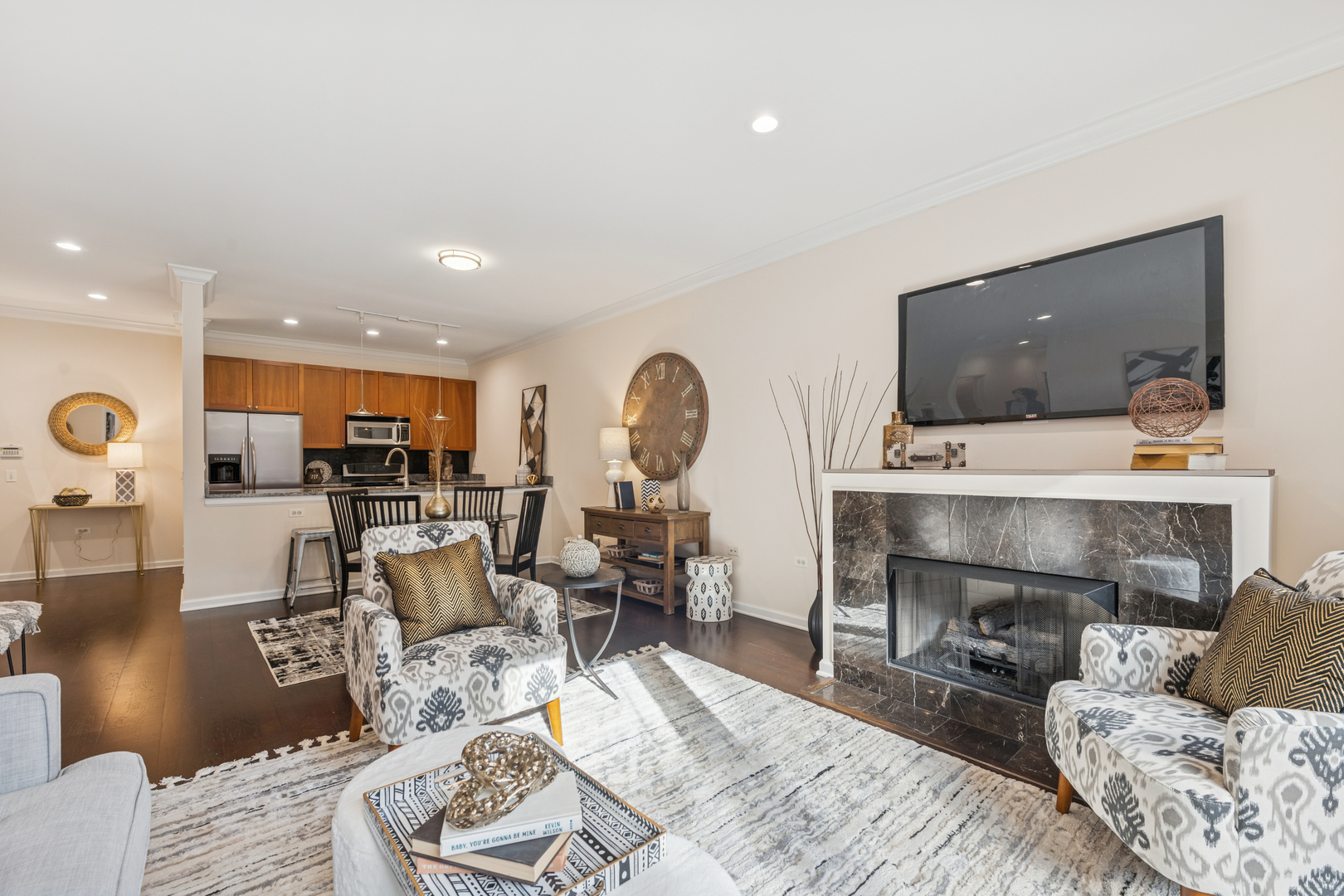 2472 W Foster Avenue 209