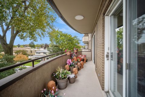 Tiny photo for 7201 N Lincoln Avenue #301, Lincolnwood, IL 60712 (MLS # 12496881)
