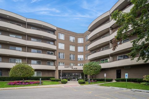 Tiny photo for 7201 N Lincoln Avenue #301, Lincolnwood, IL 60712 (MLS # 12496881)