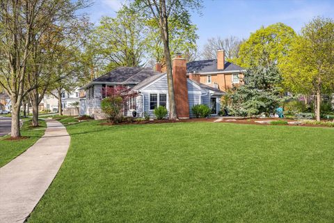 Tiny photo for 258 Crest Road, Glen Ellyn, IL 60137 (MLS # 12625275)