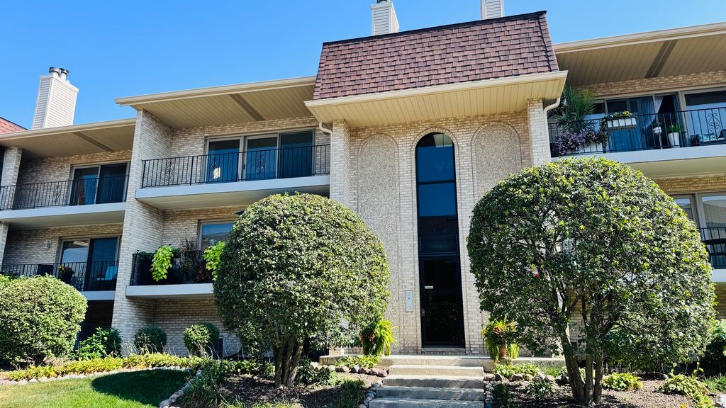 Photo for 9004 Del Prado Drive #2N, Palos Hills, IL 60465 (MLS # 12499345)