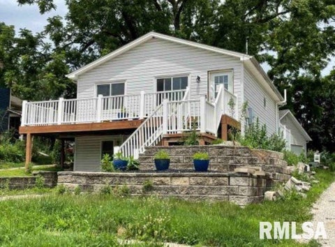Photo of 813 W 2ND Street, Cedar Falls, IA 50613 (MLS # QC4266584)