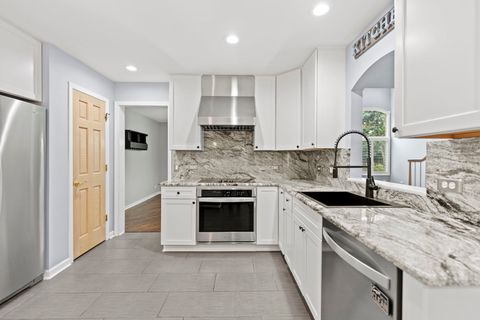 Tiny photo for 5509 Aspen Avenue, Downers Grove, IL 60515 (MLS # 12511803)