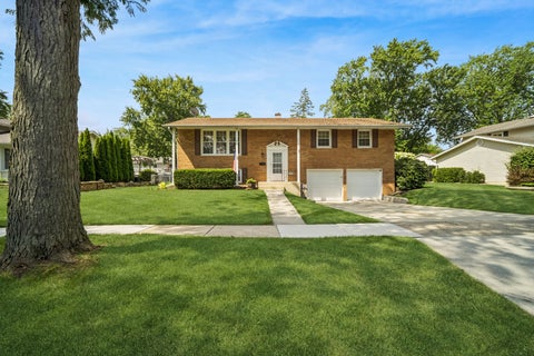 Photo of 1305 E Sanborn Drive, Palatine, IL 60074 (MLS # 12702818)