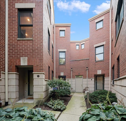 Photo of 4048 N CLARK Street #D, Chicago, IL 60613 (MLS # 12754049)