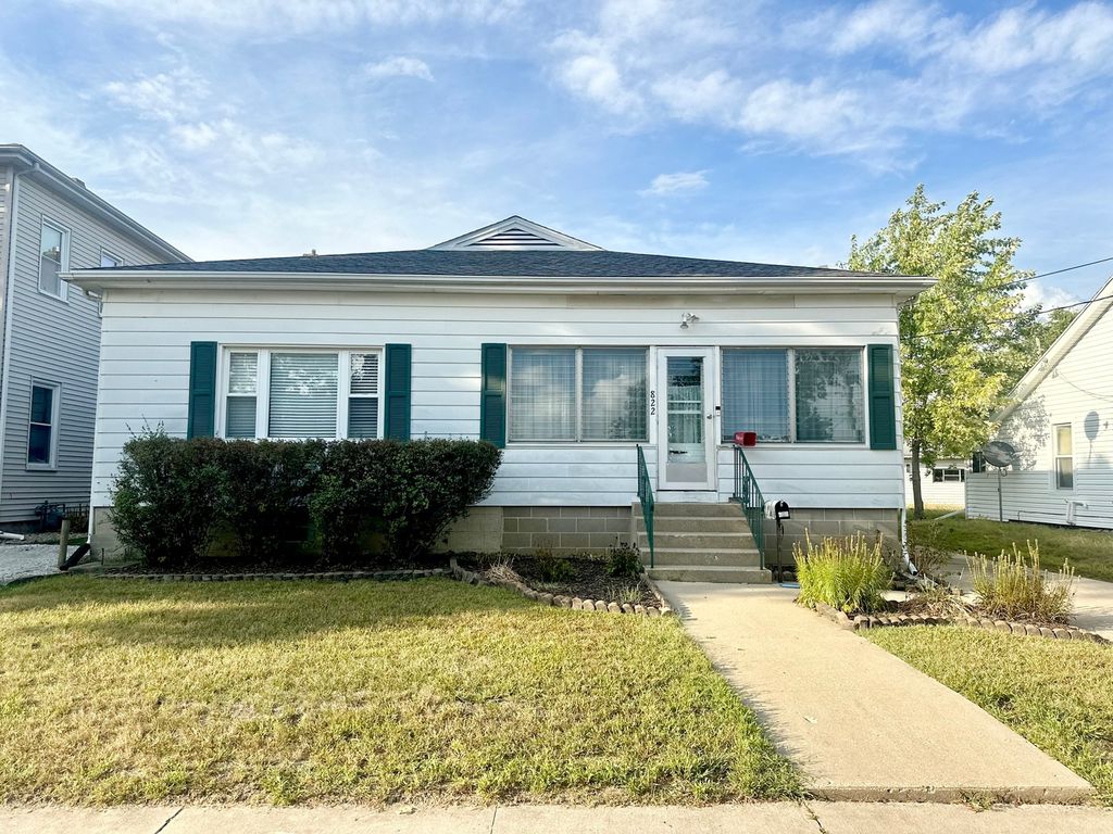 Photo for 822 W Lafayette Street, Ottawa, IL 61350 (MLS # 12477349)