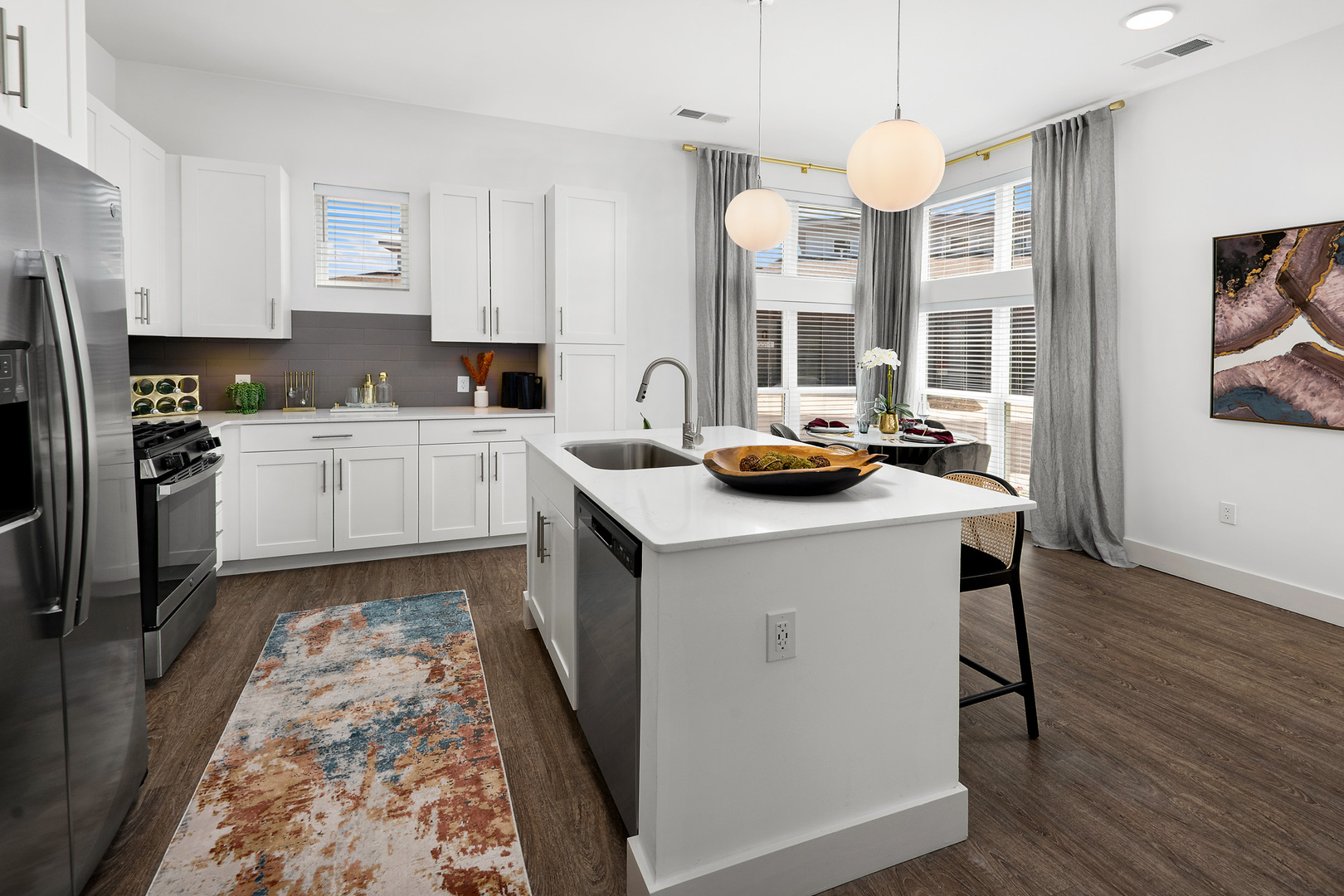 555 Lakeview Parkway 003