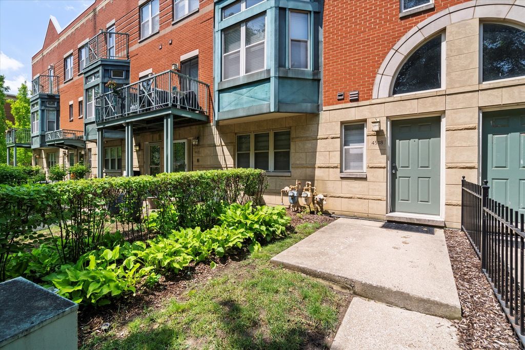 Photo for 4518 S Woodlawn Avenue #4518, Chicago, IL 60653 (MLS # 12473130)
