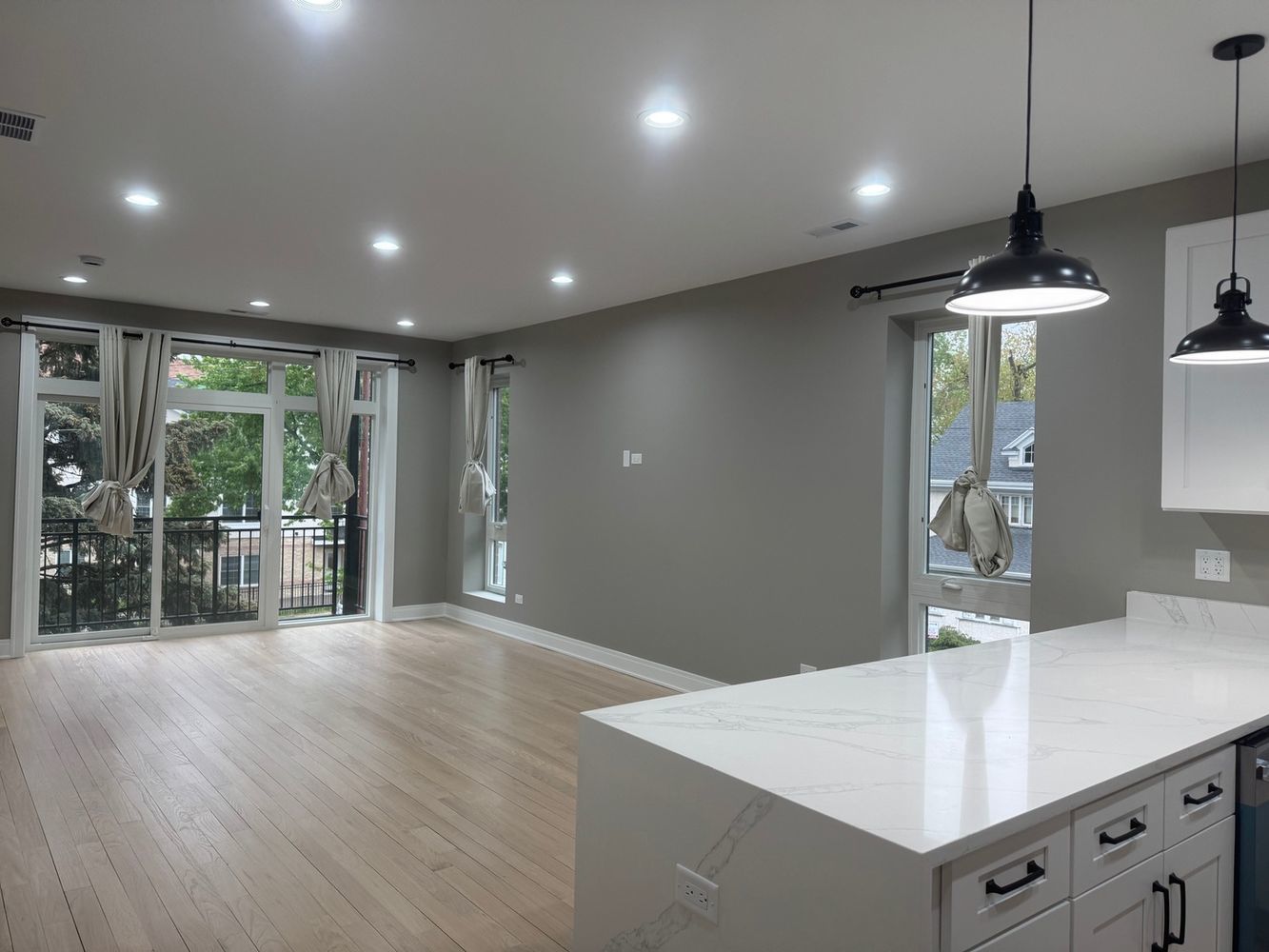 7428 N Rogers Avenue 2E