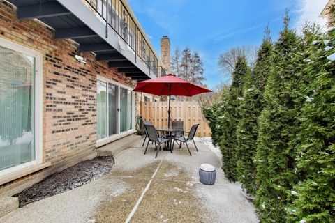 Tiny photo for 26 The Court Of Island Point, Northbrook, IL 60062 (MLS # 12627857)