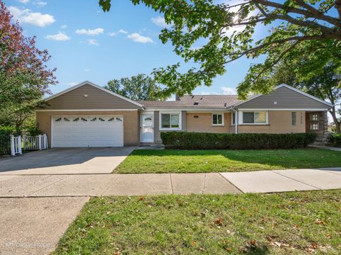 Tiny photo for 7225 N East Prairie Road, Lincolnwood, IL 60712 (MLS # 12495591)