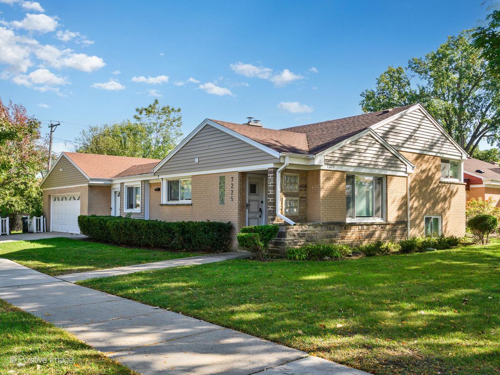 Photo for 7225 N East Prairie Road, Lincolnwood, IL 60712 (MLS # 12495591)