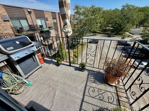 Tiny photo for 8974 N Western Avenue #409, Des Plaines, IL 60016 (MLS # 12498898)