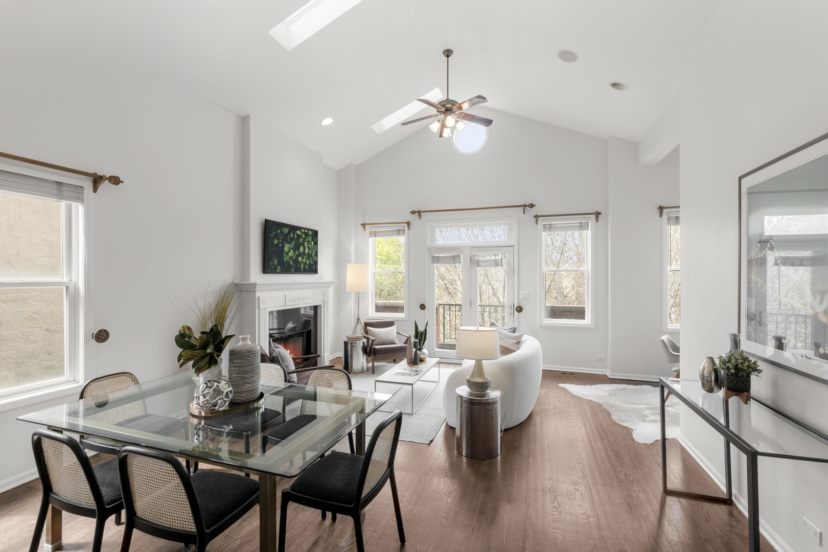 1511 N Hudson Avenue 4