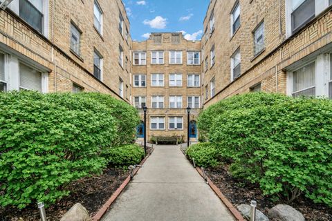Tiny photo for 840 W Ainslie Street #2B, Chicago, IL 60640 (MLS # 12570421)