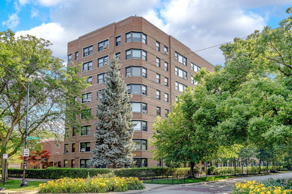Photo for 4880 N Marine Drive #404, Chicago, IL 60640 (MLS # 12484597)