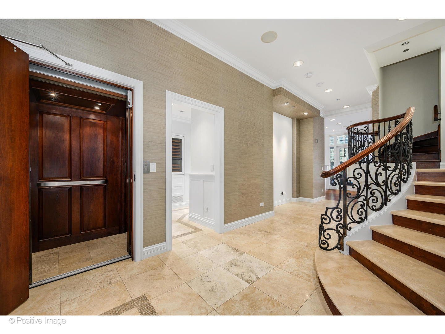 25 E SUPERIOR Street 11D