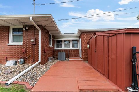 Tiny photo for 1117 BOBETTA Court, Clinton, IA 52732 (MLS # QC4268513)