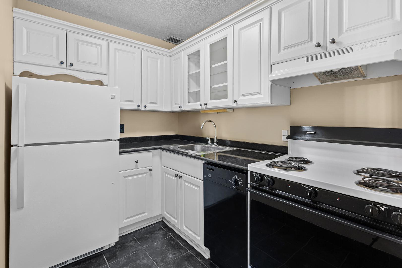 Chicago, Illinois 60614, United States, 1 Bedroom Bedrooms, ,1 BathroomBathrooms,Residential,Active,202248