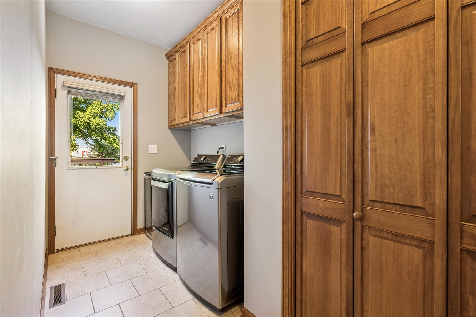 Crystal Lake, Illinois 60014, United States, 4 Bedrooms Bedrooms, ,3 BathroomsBathrooms,Residential,Active,218834