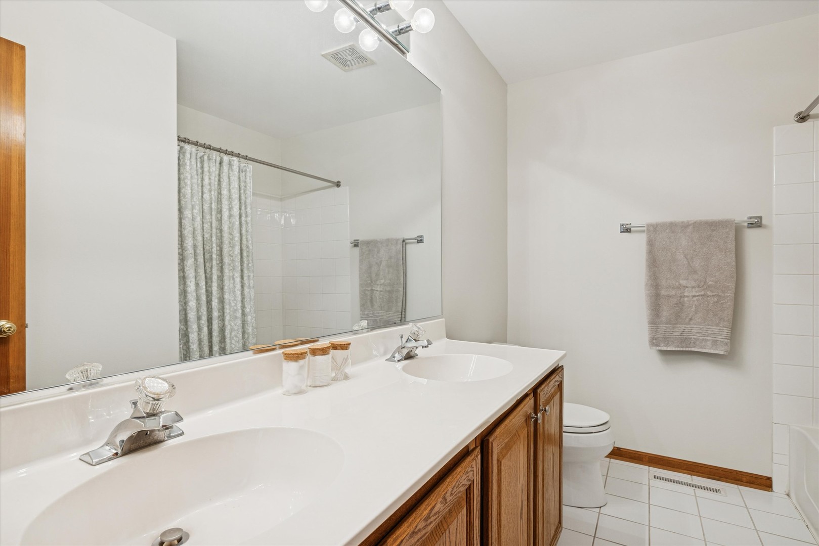 Crystal Lake, Illinois 60014, United States, 4 Bedrooms Bedrooms, ,3 BathroomsBathrooms,Residential,Active,218834