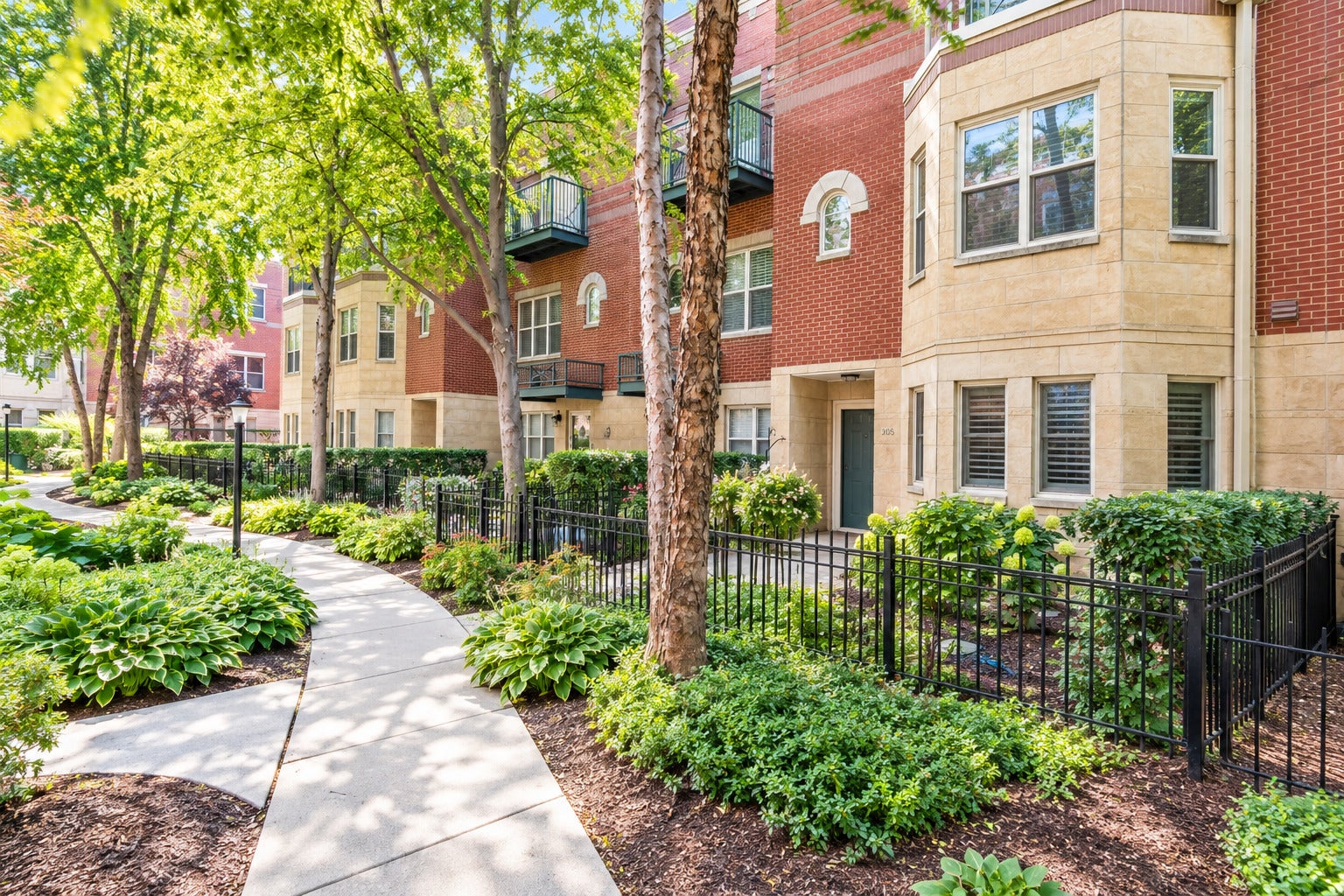 4530 S Woodlawn Avenue 305