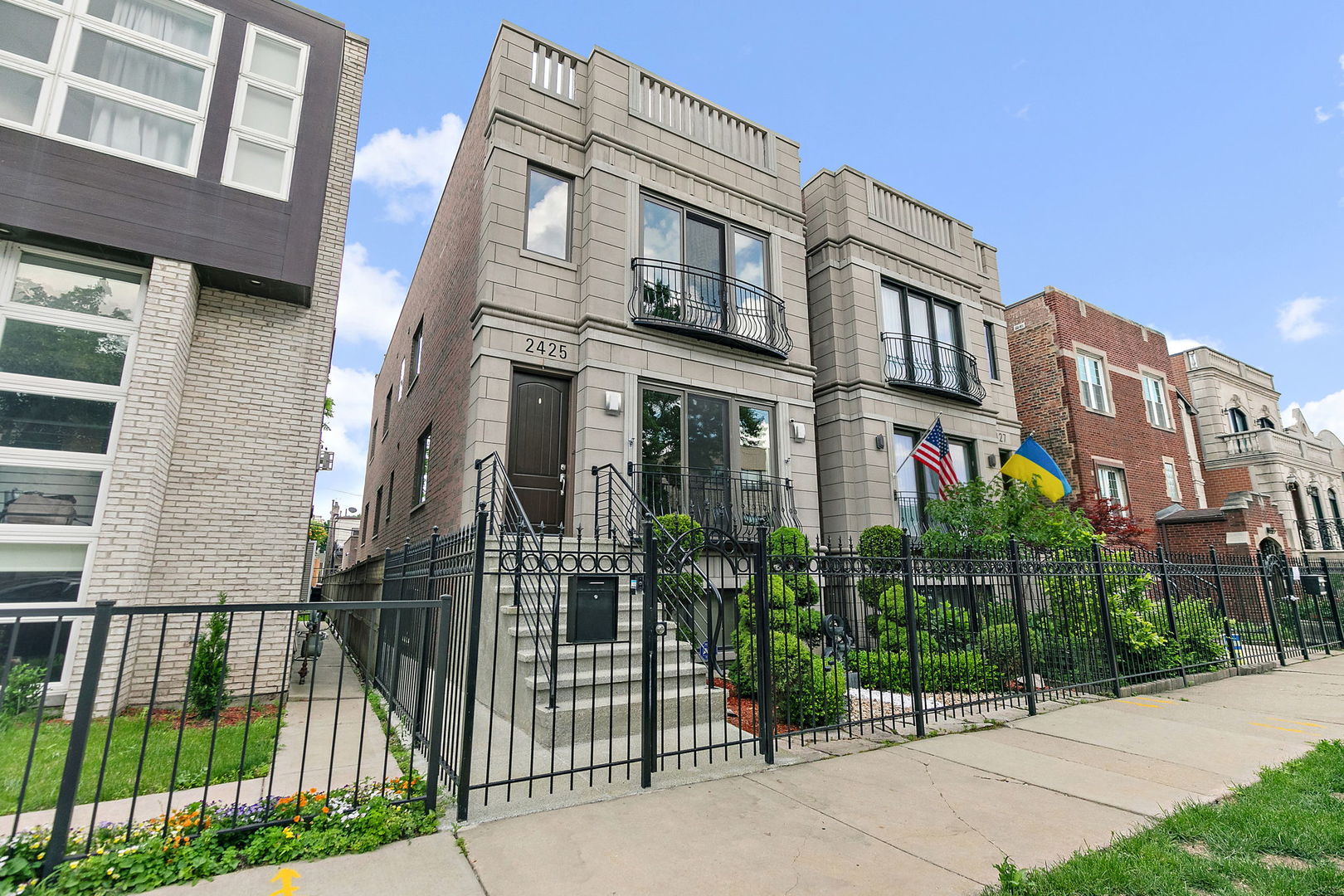 2425 W ERIE Street