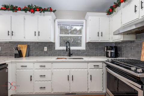 Tiny photo for 2121 Fox Hill Lane, Ottawa, IL 61350 (MLS # 12519553)