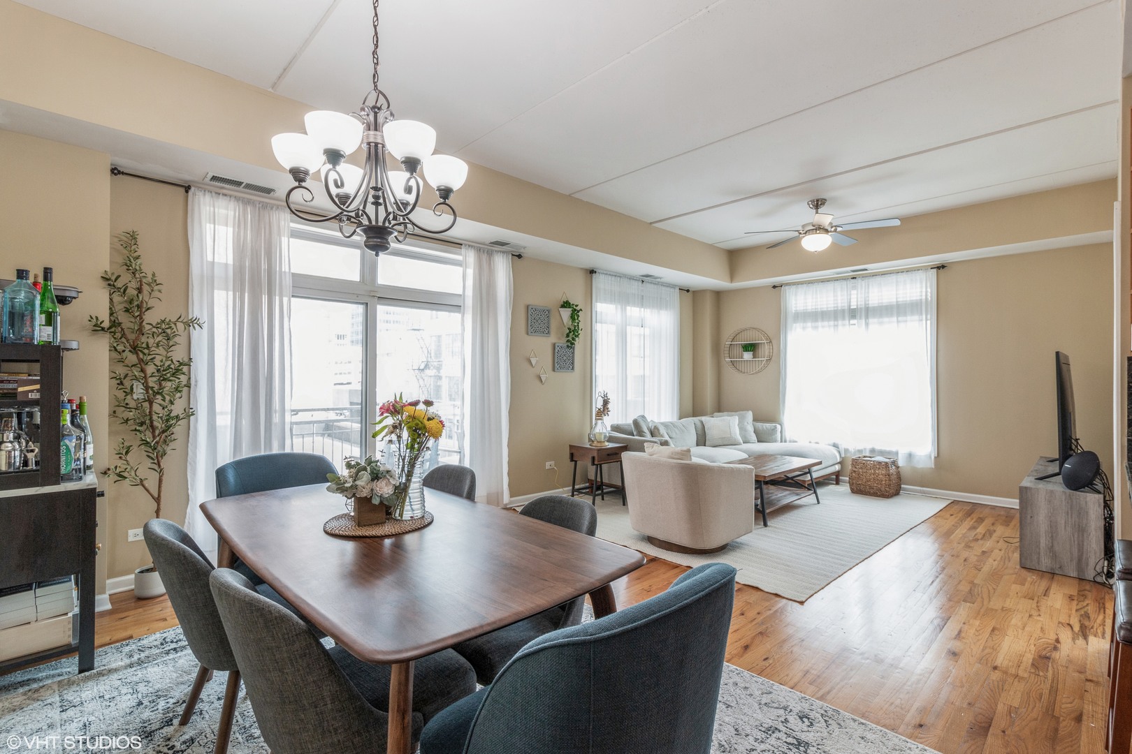 657 W FULTON Street 305