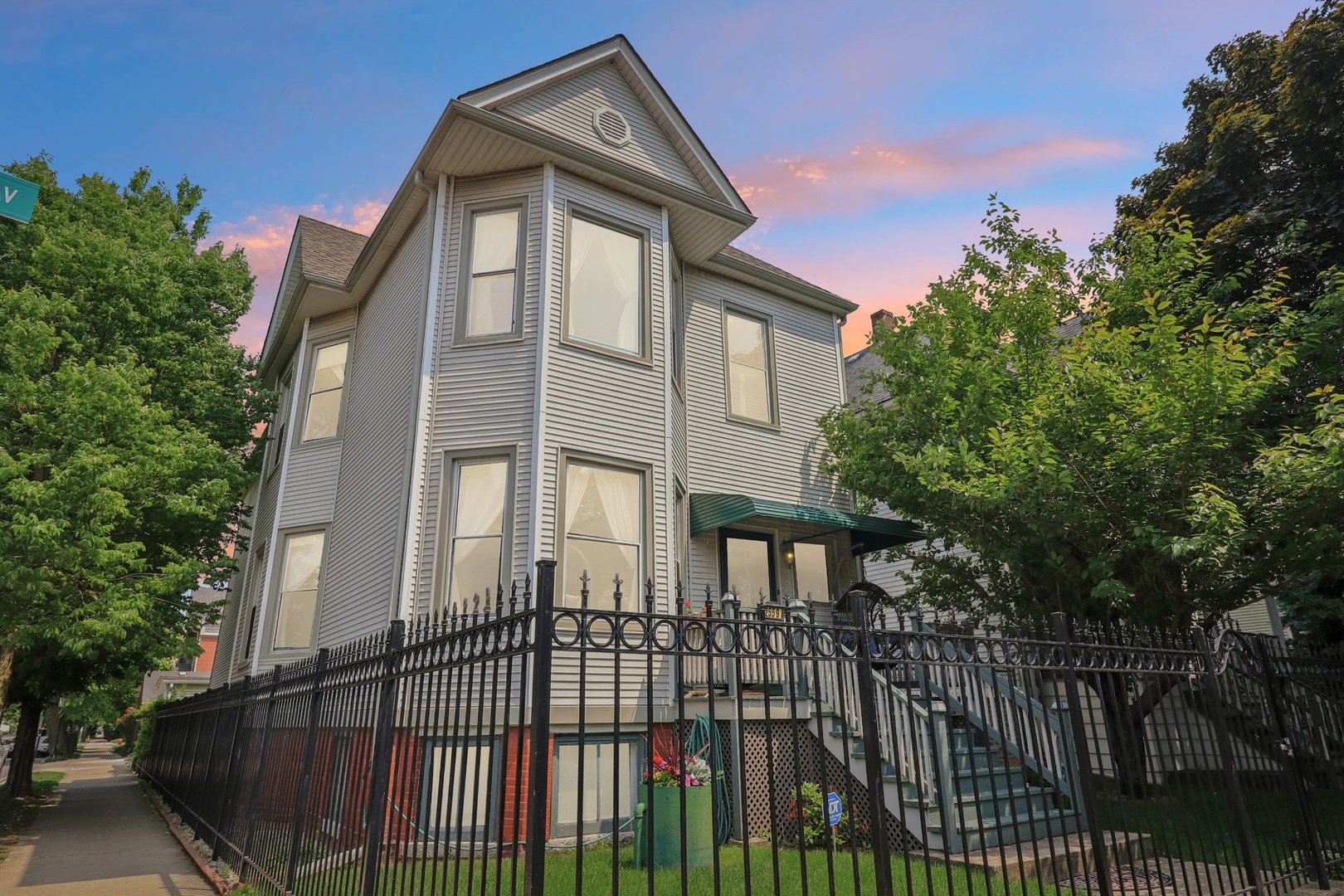 2559 N Saint Louis Avenue