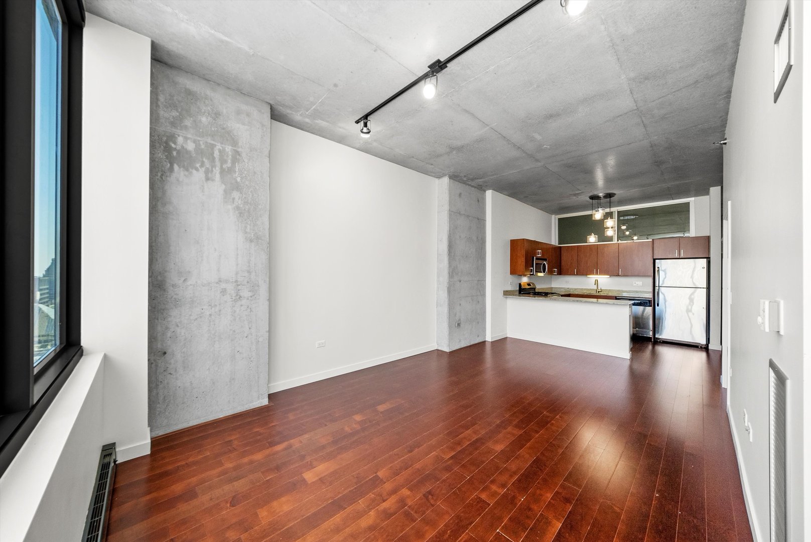 235 W VAN BUREN Street 3716
