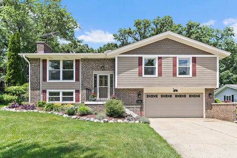 Photo of 101 S Cedarcrest Drive, Schaumburg, IL 60193 (MLS # 12687994)