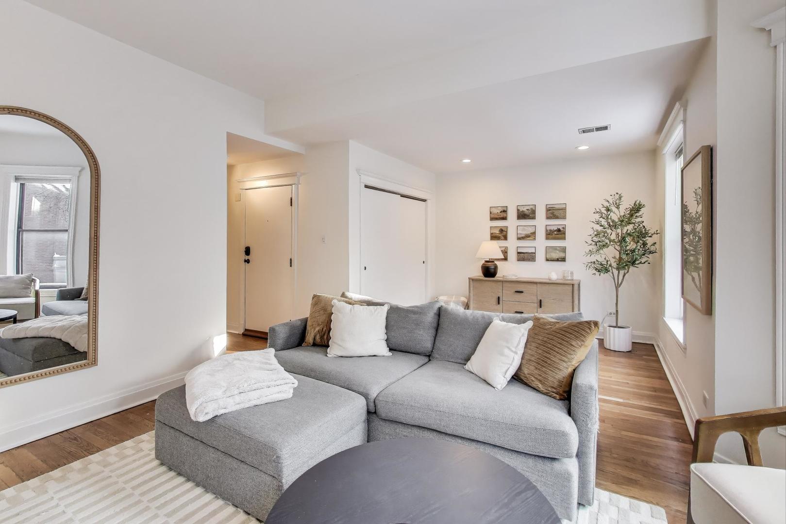 948 W Sheridan Road 2D